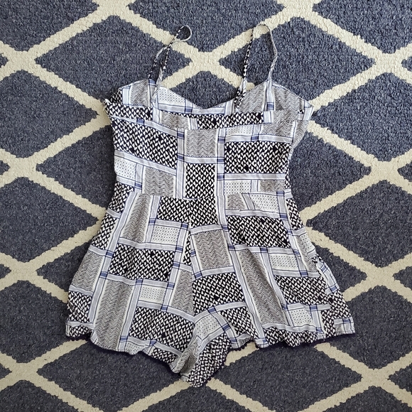 Patterned Romper - Picture 7 of 7